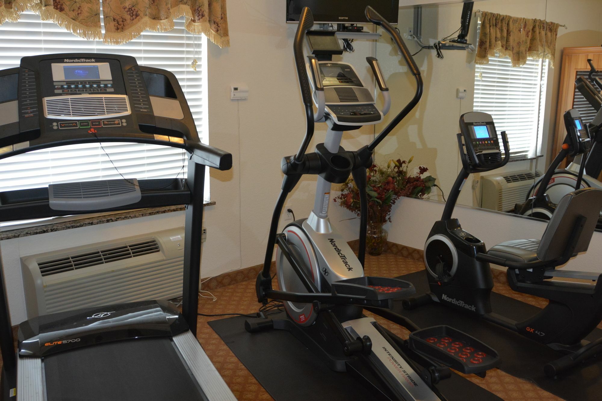 Super 8 By Wyndham Austin/Airport South Hotel Ngoại thất bức ảnh